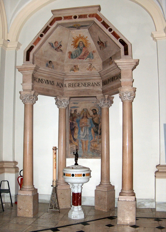 Brindisi. Chiesa della Pietà. Fonte battesimale