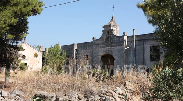 Masseria Cafaro. Ingresso principale e a sinistra la chiesetta di San Giovanni
