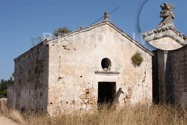 Masseria Cafaro. Ingresso principale e a sinistra la chiesetta di San Giovanni