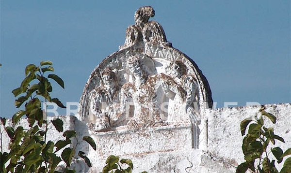Masseria Masciullo. Fastigio della chiesetta rurale