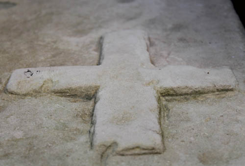 Brindisi. Museo. Sarcofago vetero-cristiano e particolare della croce in rilievo sul lastrone - ph. Alessia Broccio