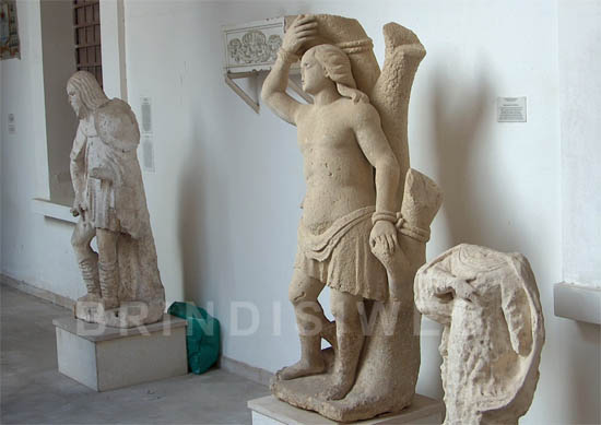 Museo Diocesano nel Cortile del Palazzo del Seminario. Statue di san Rocco (sx) e di san Sebastiano (dx)
