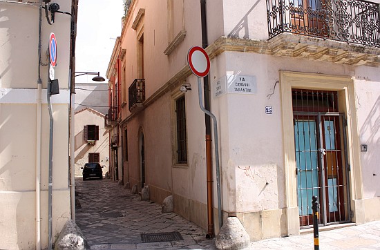 Brindisi. Via Santa Caterina angolo via Tarantini