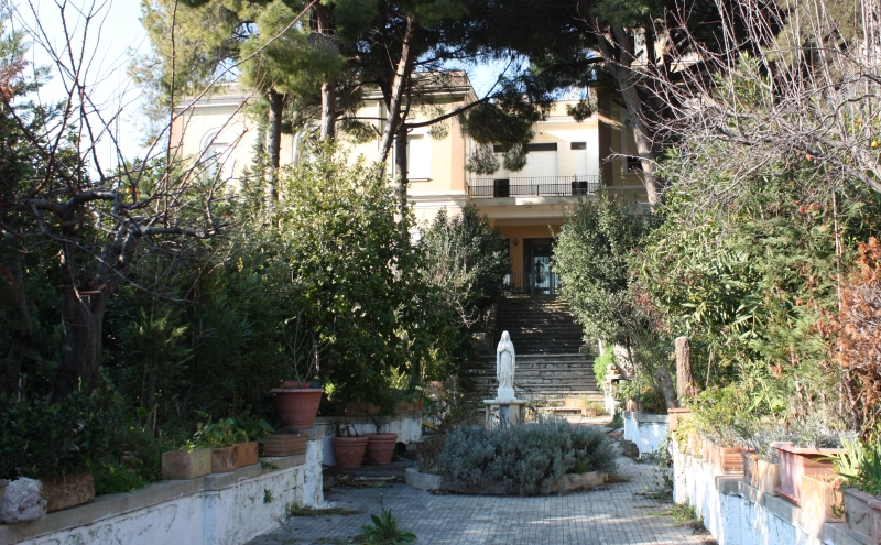 Brindisi, via Appia. I giardini dell'ex asilo "Principessa di Piemonte" nel 2011