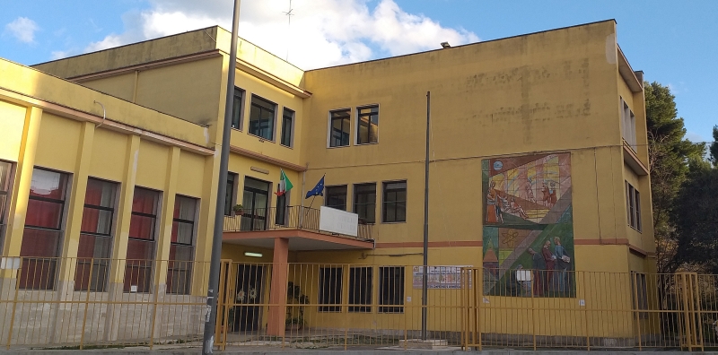 Brindisi, ingresso principale della scuola media Giulio Cesare, sulla parete l'opera di Enzo Assenza