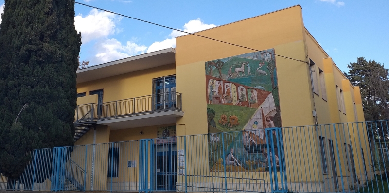 Brindisi, ingresso laterale della scuola elementare G. Crudomonte, sulla parete l'opera di Enzo Assenza