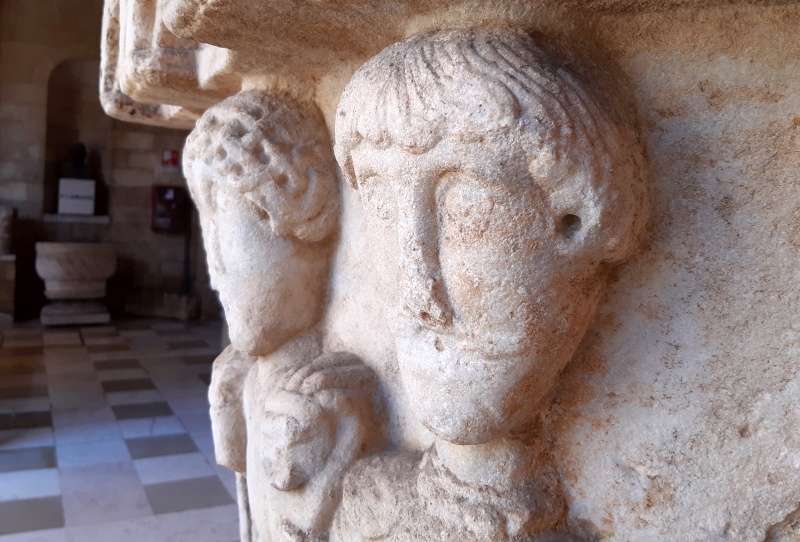 Brindisi. Museo Archeologico. Il Capitello della Danza. Dettaglio dei danzatori