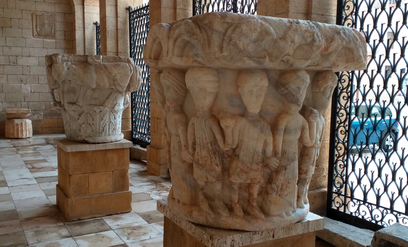 Brindisi. Museo Archeologico. Il Capitello della Danza e a lato l'altro capitello proveniente dal monastero benedettino