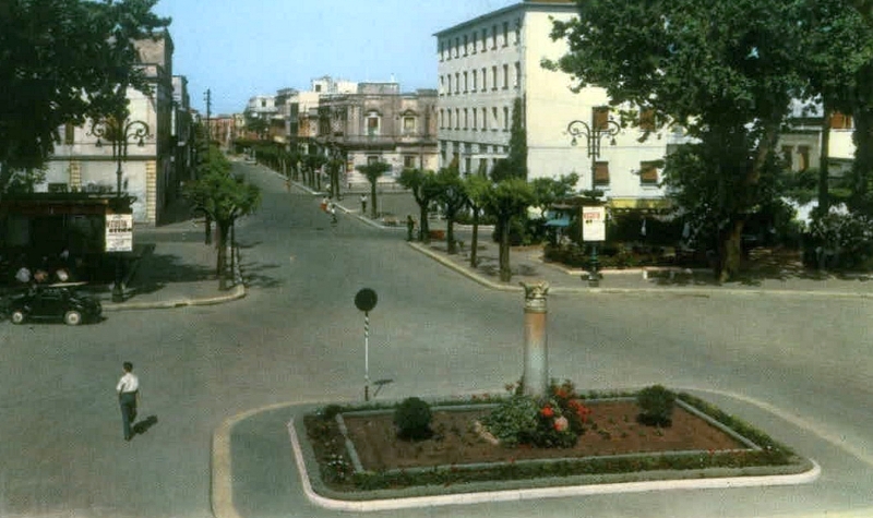 Brindisi. Piazza Crispi negli anni '60, con al centro l'aiuola e la colonna in granito
