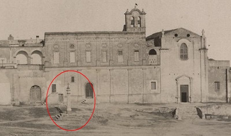 Oria. Immagine d'epoca di piazza san Domenico, oggi piazza Lorch, con la colonna dell'Osanna