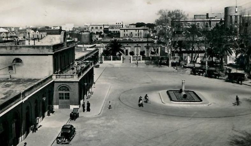Brindisi, piazza Crispi e la stazione ferroviaria con davanti la colonna in granito