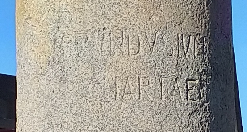 Brindisi, piazza Crispi. Particolare dell'incisione sulla colonna in granito