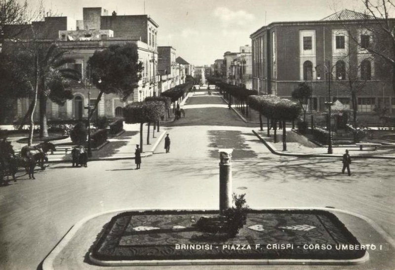 Brindisi. Piazza Crispi negli anni '60, con al centro l'aiuola e la colonna in granito