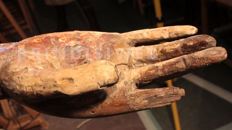 Brindisi. Chiesa del Cristo dei Domenicani. Particolare del dito spezzato del Cristo sul Crocifisso - ph. G. Membola(C)