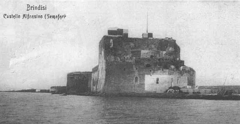 Brindisi. Il Castello Alfonsino e il vecchio faro in una cartolina antecedente gli anni Trenta