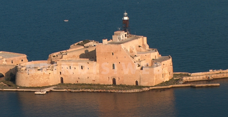 Brindisi. Castello Alfonsino. Il faro su traliccio tronco piramidale sulla terrazza del Castello Alfonsino, ph. G. Membola 2005