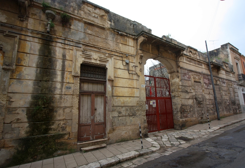 Brindisi, l'ex Giardino della Danza. Esterno su via Lata