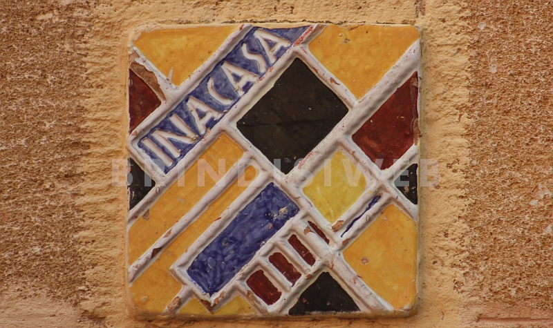 Brindisi. Targa Ina Casa al rione Commenda