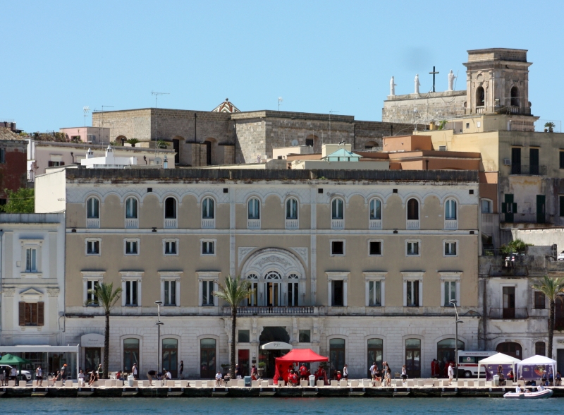Il Grande Hotel Internazionale visto dalla sponda opposta del porto interno (2026)