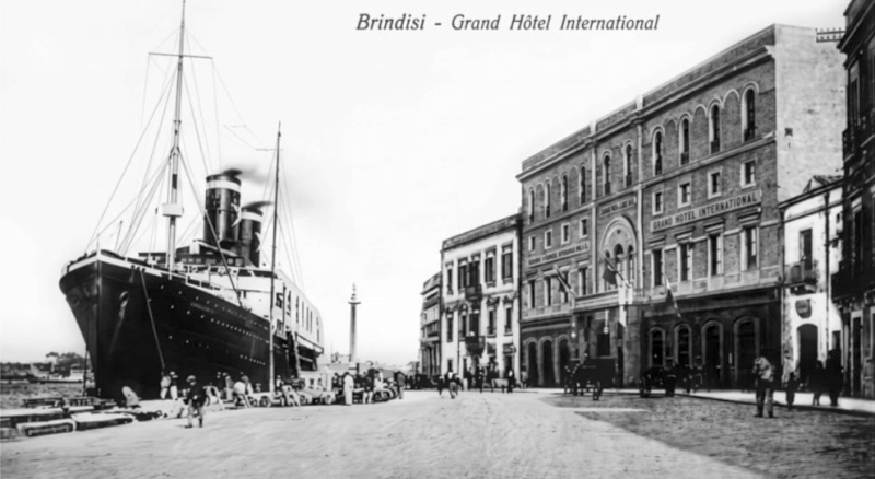 Il Grande Hotel Internazionale con un piroscafo ormeggiato di fronte