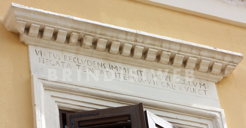 Brindisi. Pennetta Laviano, i versi di Orazio incisi sull'architrave di una finestra