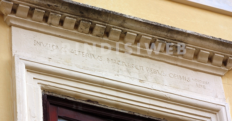 Brindisi. Pennetta Laviano, i versi di Orazio incisi sull'architrave di una finestra