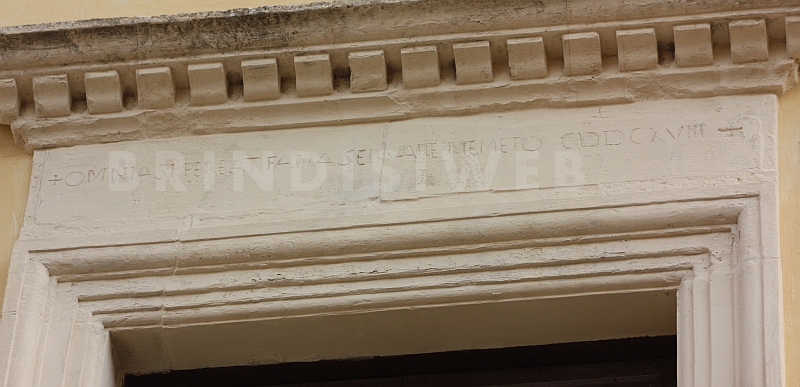 Brindisi. Pennetta Laviano, i versi di Orazio incisi sull'architrave di una finestra