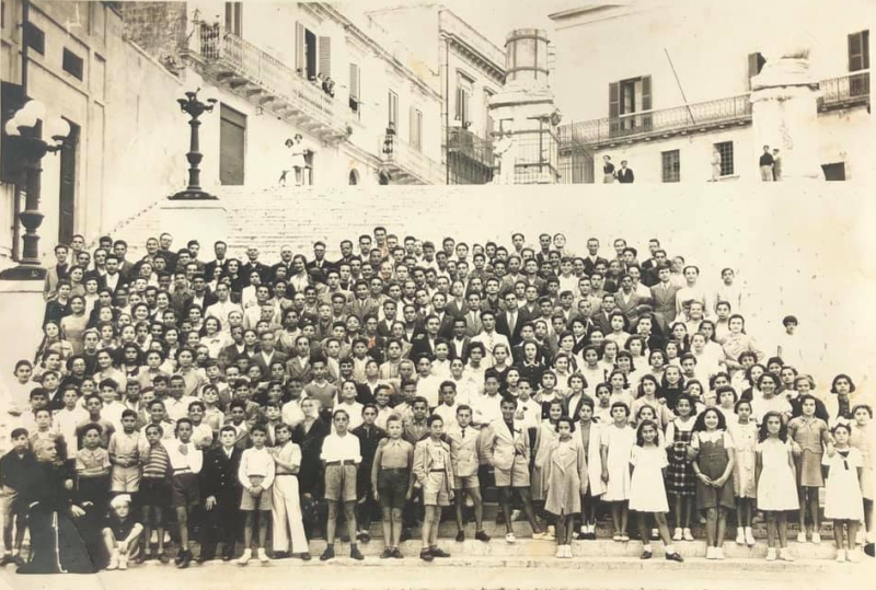 Brindisi. Scalinata di Virgilio. Gli alunni del Liceo Ginnasio del 1935