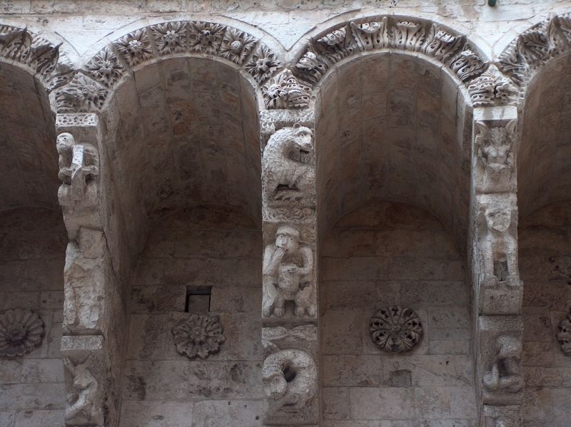 Brindisi. Loggia Balsamo. Particolare delle mensole ornate da figure allegoriche e bizzarre
