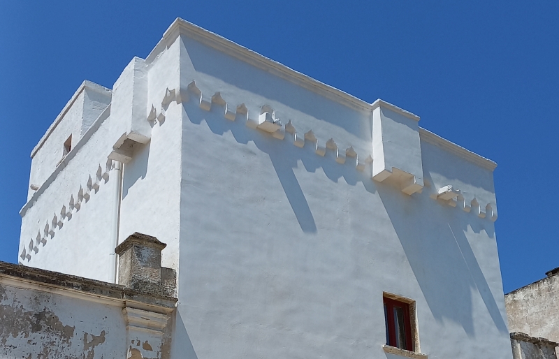 Brindisi. Masseria Masina. Dettaglio della torre e delle caditoie