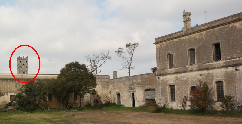 Brindisi. Cerchiata la torre colombaia presso la Masseria Mascava