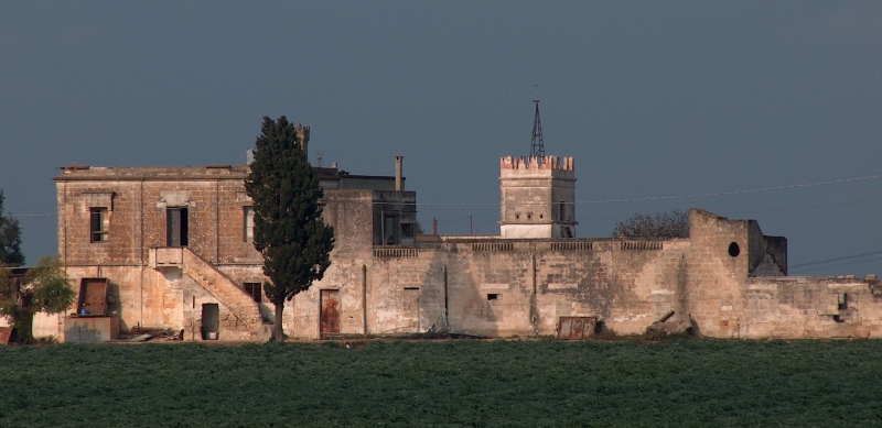 Brindisi. Masseria Specchia con al centro la torre colombaia