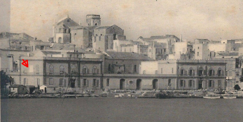 Brindisi, lungomare del porto interno. La freccia indica l'orologio solare realizzato nel 1917 dal capitano Enrico Alberto de Albertis