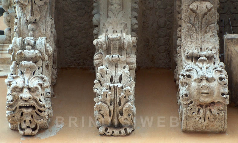 Brindisi. Palazzo Montenegro. Particolare dei mascheroni delle mensole del balcone
