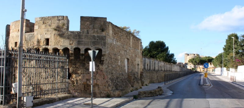 Brindisi. Il Torrione dell'Inferno e le Cortine che lo collegano al Castello Svevo, in via dei Mille