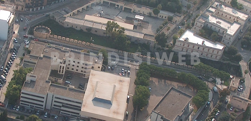 Brindisi. Torrione Inferno a forma tondeggiante e la cortina su via dei Mille - ph. G. Membola(C)