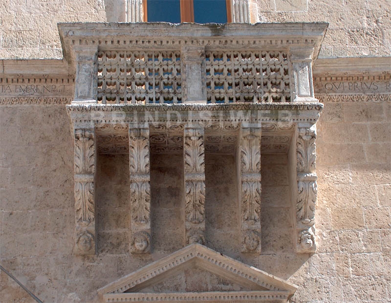 Brindisi. Palazzo Granafei Nervegna. Balcone in pietra sul prospetto