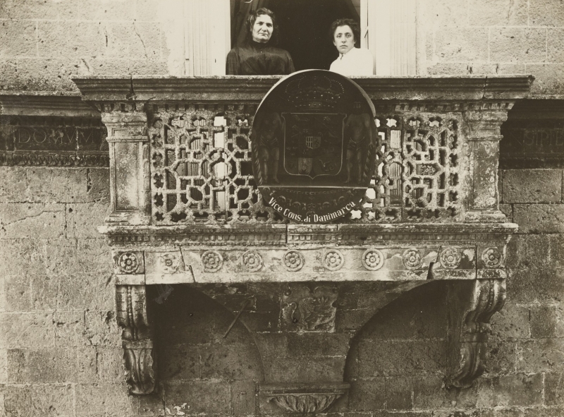 Brindisi. Palazzo Granafei Nervegna. Balcone in pietra alla fine dell'800