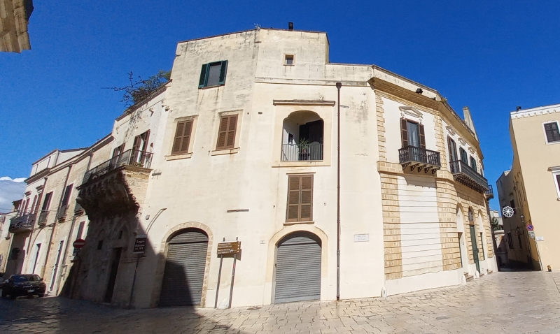 Brindisi. Palazzo Balsamo visto da Piazza Duomo