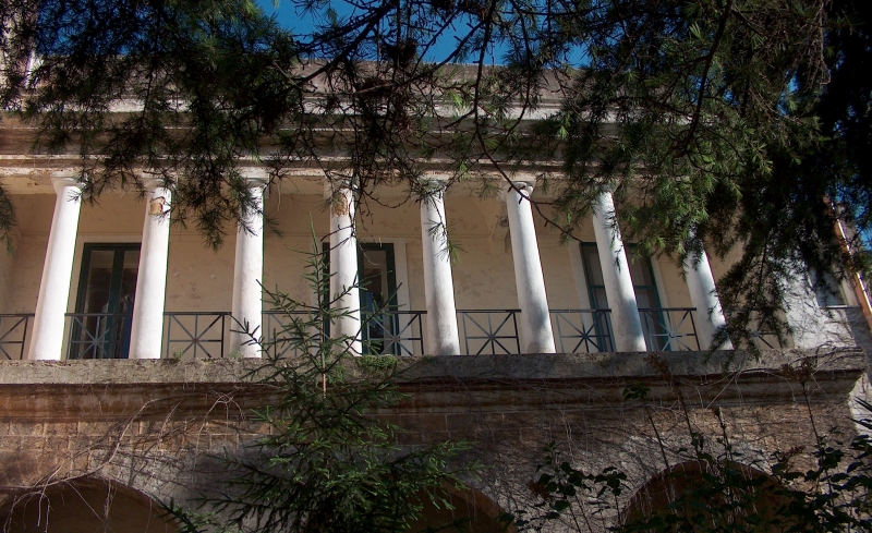 Brindisi. Palazzo Balsamo. Colonnato del giardino interno