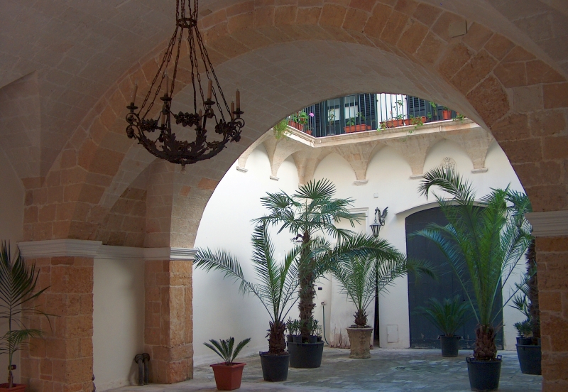 Brindisi. Palazzo Perez. Atrio e corte interna