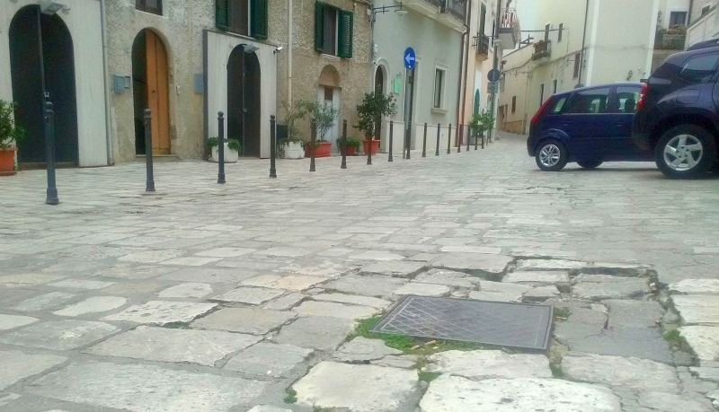Brindisi, via Annunziata. Il chiusino che occlude l’imboccatura del Pozzo Traiano