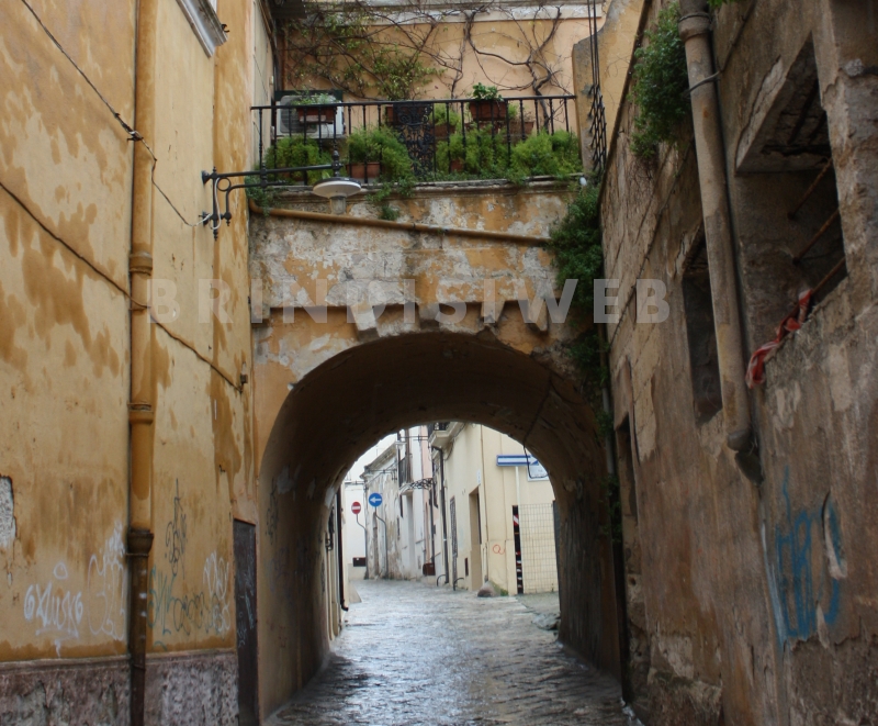 Brindisi. Rollo, l'arco detto dei La Colina su vico Tortorella