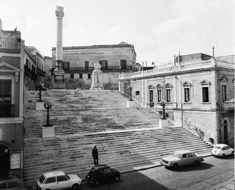 Brindisi. La scalinata di Virgilio e le Colonne del porto in una immagine del 1970