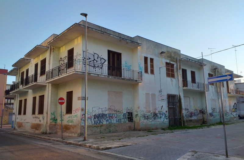 Brindisi, via Sardegna angolo via Puglia. L'ingresso dell'ex scuola Camassa