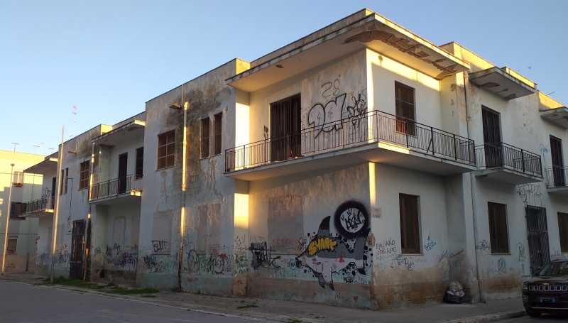 Brindisi, Prospetto su via Sardegna dell'ex scuola Camassa