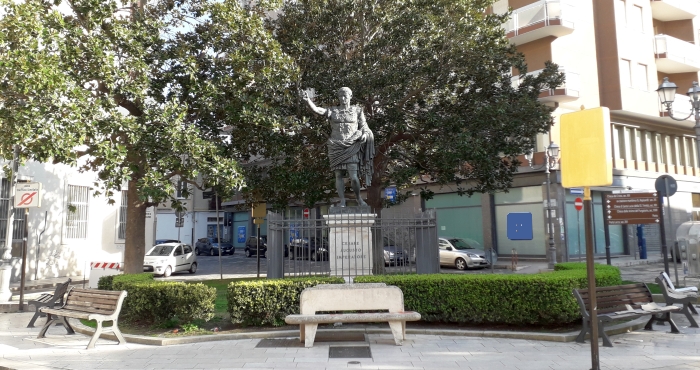 Brindisi. Piazza del Popolo. Statua di Ottaviano Augusto.