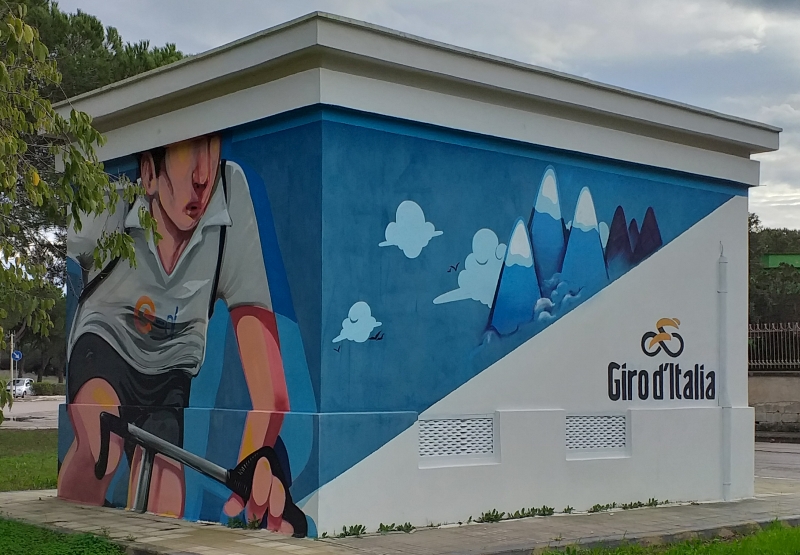 Brindisi. La cabina secondaria di via Tosi dipinta da Mr Wany in occasione del Giro d'Italia 2020