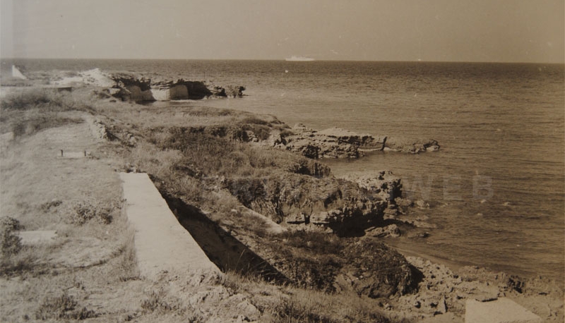 La spiaggia rocciosa, in basso i resti di Torre Cavallo - BAD, Fototeca Briamo