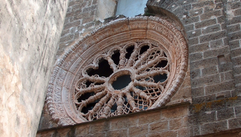 Carovigno. Il Castello. Rosone della chiesa Matrice